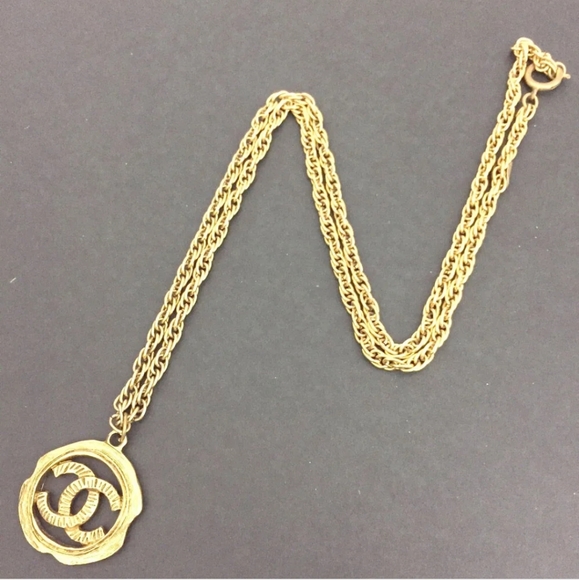 CHANEL CC LOGO GOLD TONE NECKLACE - Picture 2 of 12